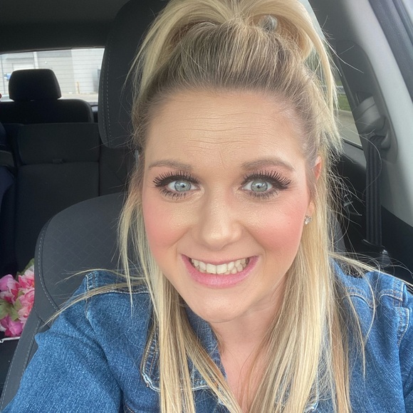 Meet your Posher, Laura - Picture 1 of 1